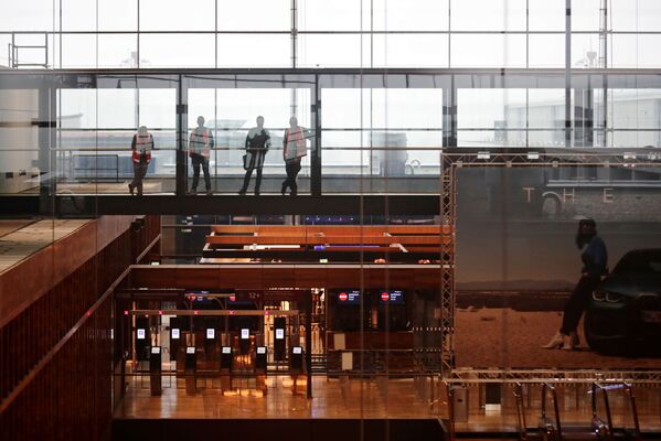 En plena pandemia y con 9 años de retraso: así es el nuevo aeropuerto de Berlín
En plena pandemia y con 9 años de retraso: así es el nuevo aeropuerto de Berlín
- Sputnik Mundo