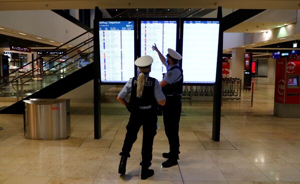 En plena pandemia y con 9 años de retraso: así es el nuevo aeropuerto de Berlín
En plena pandemia y con 9 años de retraso: así es el nuevo aeropuerto de Berlín
- Sputnik Mundo