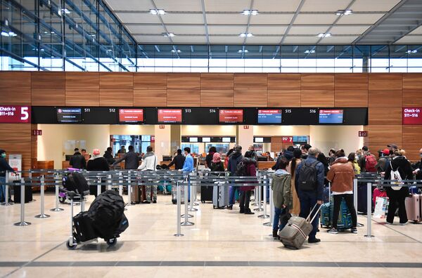 En plena pandemia y con 9 años de retraso: así es el nuevo aeropuerto de Berlín
En plena pandemia y con 9 años de retraso: así es el nuevo aeropuerto de Berlín
- Sputnik Mundo