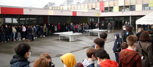 Un colegio francés guarda un minuto de silencio en memoria de profesor asesinado - Sputnik Mundo