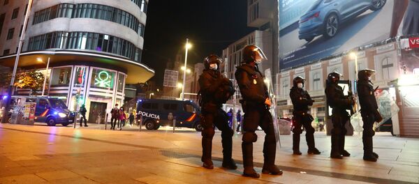 Protestas contra las medidas de coronavirus en Madrid, España - Sputnik Mundo