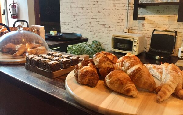 En Anticafé Montevideo se sirven distintos tipos de cafés, jugos de frutas, medialunas, scones, alfajores, brownies y tortas - Sputnik Mundo