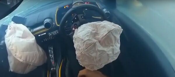 Un Ferrari tras el accidente - Sputnik Mundo