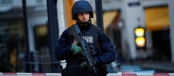 Un policía en el lugar del ataque en Viena Un policía en el lugar del ataque en Viena - Sputnik Mundo