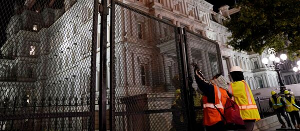 Рабочие устанавливают ограждение вокруг административного здания у Белого дома накануне президентских выборов в США  - Sputnik Mundo