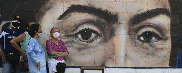 Venezolanos esperan para participar en un ensayo de votación antes de las elecciones parlamentarias del 6 de diciembre de 2020 - Sputnik Mundo