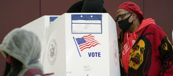 Una mujer ayuda a un hombre a votar en persona el último día de la votación anticipada en Nueva York - Sputnik Mundo