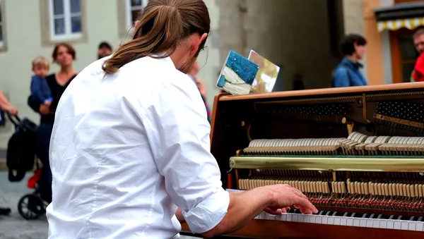 Imagen referencial de un pianista callejero - Sputnik Mundo