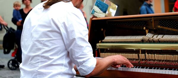 Imagen referencial de un pianista callejero Imagen referencial de un pianista callejero - Sputnik Mundo