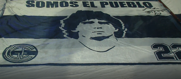 Fans de Maradona le apoyan frente a la clínica de La Plata donde está internado - Sputnik Mundo