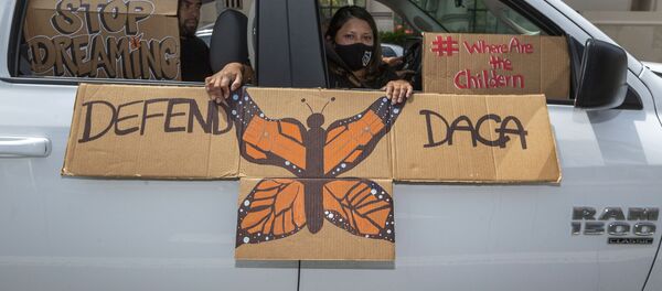 Joven migrante en EEUU se muestra a favor de la Acción Diferida para los Llegados en la Infancia (DACA), el 18 de junio del 2020 - Sputnik Mundo