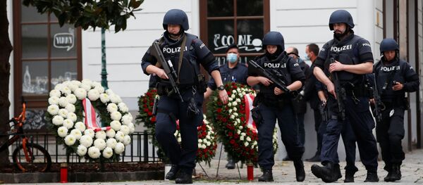 Los oficiales de la policía en el sitio del atentado en Viena, Austria, el 3 de noviembre de 2020 Los oficiales de la policía en el sitio del atentado en Viena, Austria, el 3 de noviembre de 2020 - Sputnik Mundo