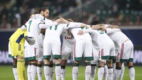 Los jugadores del Lokomotiv antes del inicio del partido contra el Atlético de Madrid - Sputnik Mundo