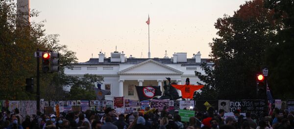 Manifestantes contra Trump se reúnen cerca de la Casa Blanca  - Sputnik Mundo