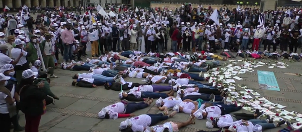 Tendidos en la calle: así denuncian los excombatientes de las FARC asesinatos de excompañeros - Sputnik Mundo