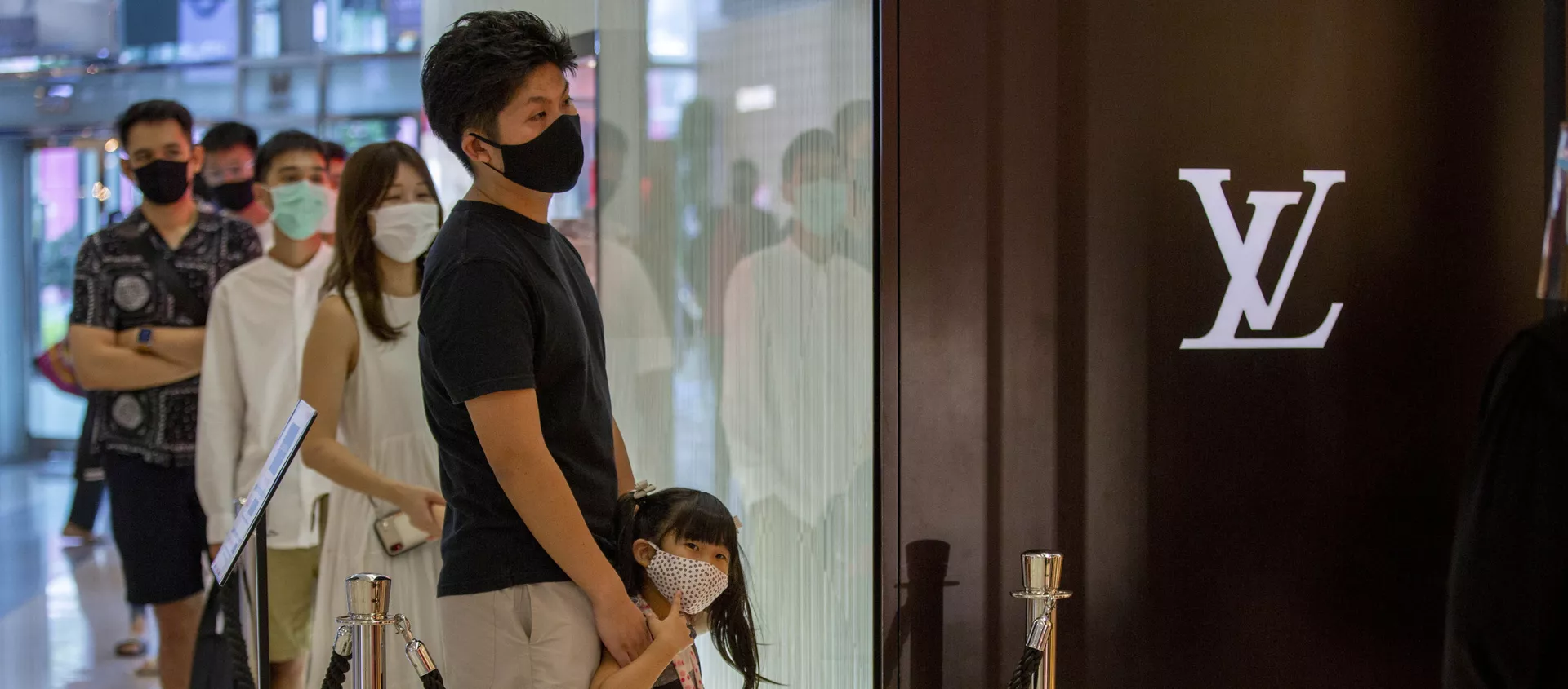 Tienda de Louis Vuitton en el lujoso centro comercial Siam Paragon en Bangkok, Tailandia, el 17 de mayo de 2020. Tienda de Louis Vuitton en el lujoso centro comercial Siam Paragon en Bangkok, Tailandia, el 17 de mayo de 2020. - Sputnik Mundo, 1920, 04.11.2020