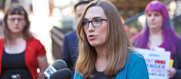  Sarah McBride, la primera senadora transgénero en EEUU - Sputnik Mundo