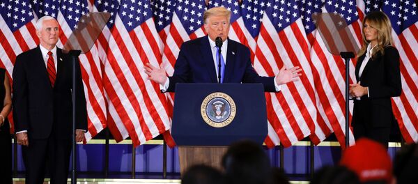 El candidato a presidente por el Partido Republicano, Donald Trump, junto a su esposa Melania Trump y su candidato a vicepresidente Mike Pence - Sputnik Mundo