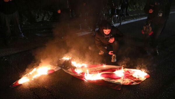 Una bandera de EEUU ardiendo (archivo) - Sputnik Mundo