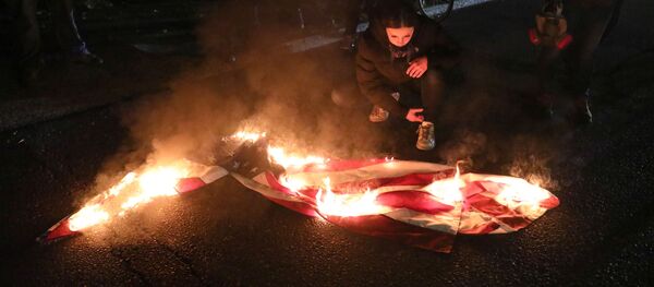 Una bandera de EEUU ardiendo (archivo) - Sputnik Mundo