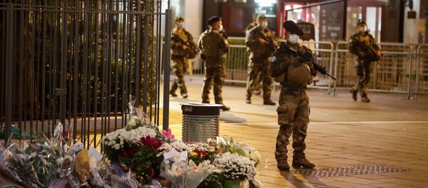 Soldados de guardia alrededor de la basílica de Notre Dame, lugar de un mortal ataque con cuchillo en Niza, Francia, el 1 de noviembre de 2020. - Sputnik Mundo
