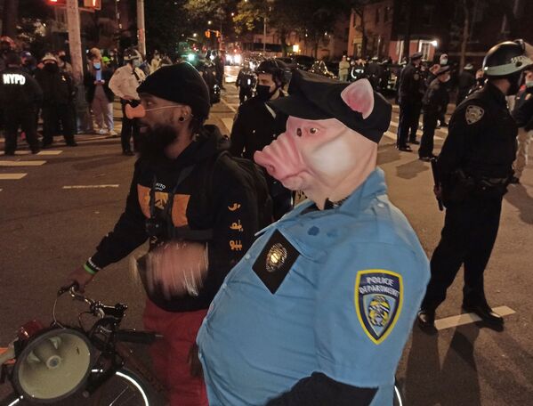 Протестующие на улице Нью-Йорка в ночь подсчета голосов на выборах президента США - Sputnik Mundo