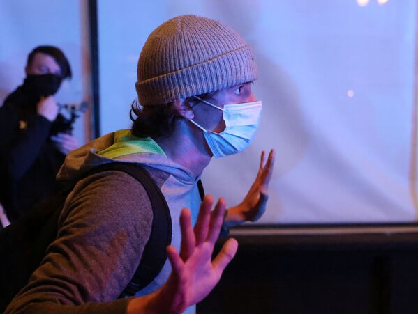 Участник акции протеста на следующий день после президентских выборов в Портленде - Sputnik Mundo