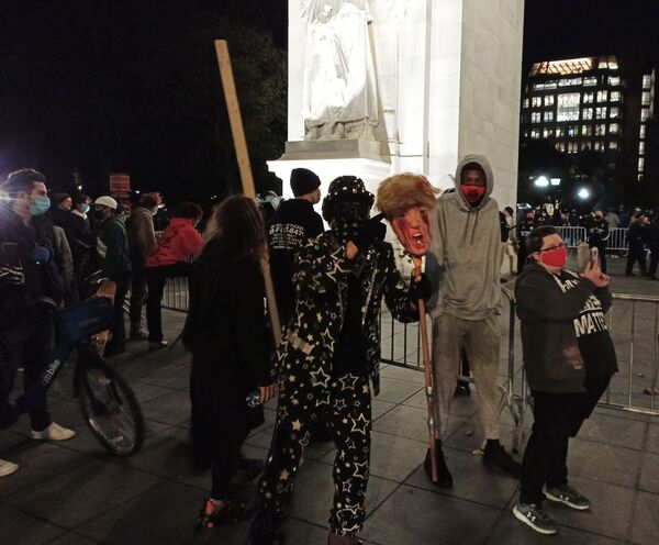 Люди на улице Нью-Йорка в ночь подсчета голосов на выборах президента США - Sputnik Mundo