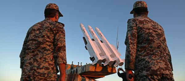 Militares iraníes durante un ejercicio - Sputnik Mundo