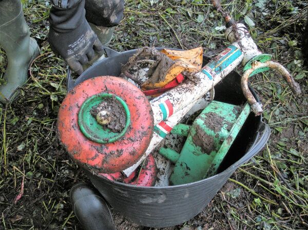 Vecinos en Galicia limpian un río voluntariamente y les exigen pagar por ello | Vídeo - Sputnik Mundo