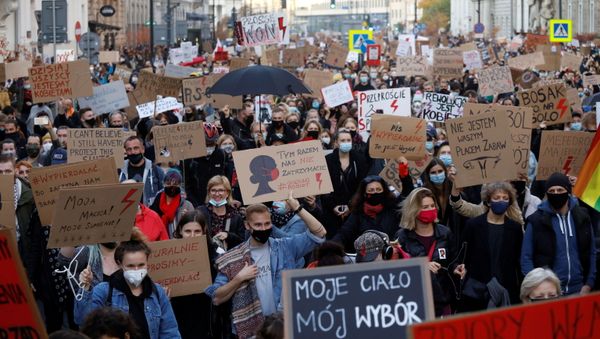 Protestas por las restricciones del derecho al aborto en Polonia Protestas por las restricciones del derecho al aborto en Polonia - Sputnik Mundo