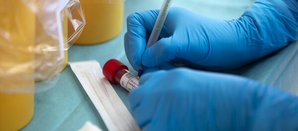 Una prueba de coronavirus en un hospital de España - Sputnik Mundo