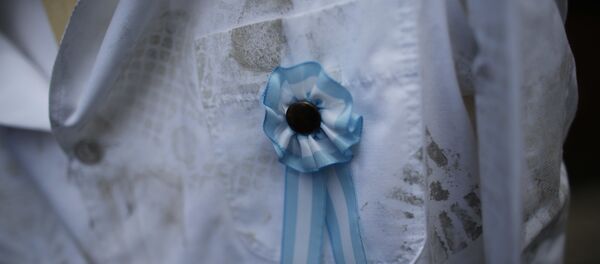 Una túnica con una escarapela argentina durante una protesta docente - Sputnik Mundo