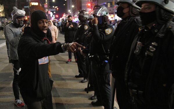 Arrestos masivos durante las protestas de Black Lives Matter en Nueva York 

 - Sputnik Mundo