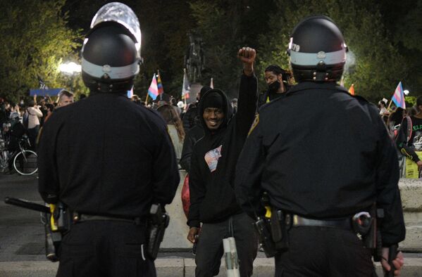 Arrestos masivos durante las protestas de Black Lives Matter en Nueva York 

 - Sputnik Mundo