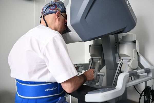 Medicina moderna: así opera el robot cirujano Da Vinci 

 - Sputnik Mundo