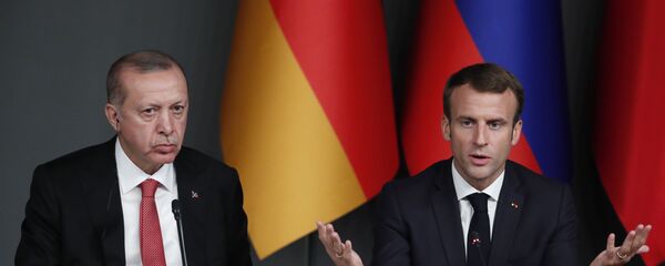 Recep Tayyip Erdogan, presidente de Turquía, y Emmanuel Macron, presidente de Francia  - Sputnik Mundo