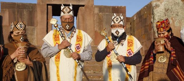 El presidente electo de Bolivia, Luis Arce, y su vicepresidente, David Choquehuanca, reciben bastones de mando del pueblo aymara - Sputnik Mundo