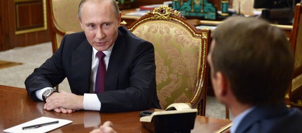 Vladímir Putin, presidente de Rusia, y Serguéi Narishkin, jefe del Servicio de Inteligencia Exterior del país (archivo) - Sputnik Mundo