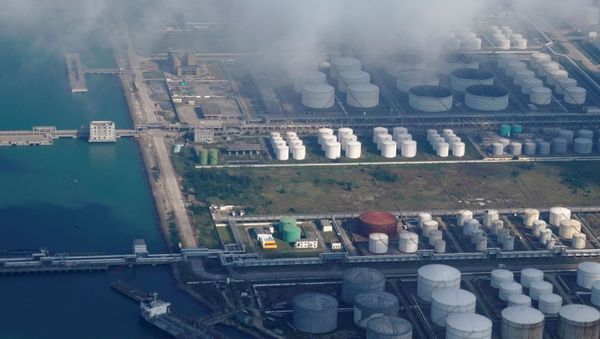 Tanques de petróleo y gas en un almacén de petróleo en el puerto de Zhuhai, China (archivo) Tanques de petróleo y gas en un almacén de petróleo en el puerto de Zhuhai, China (archivo) - Sputnik Mundo