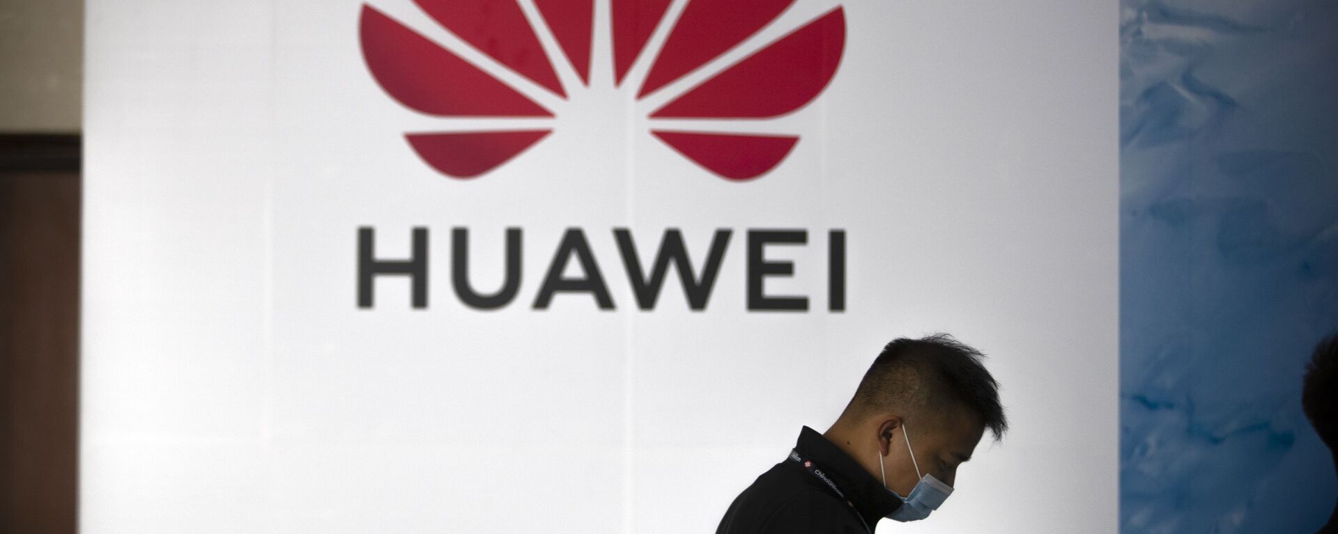 Una persona camina delante del logotipo de Huawei en una feria tecnológica en Pekín - Sputnik Mundo, 1920, 17.12.2020