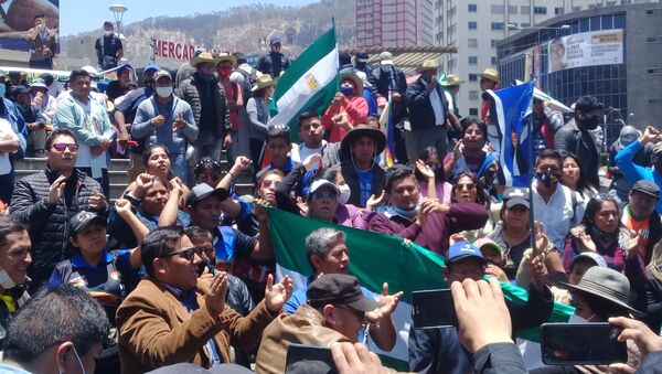 Partidarios de de Luis Arce enn la plaza San Francisco de La Paz - Sputnik Mundo