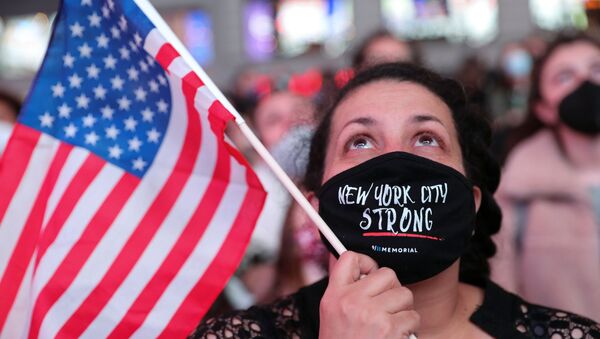 Una mujer con la bandera de EEUU - Sputnik Mundo