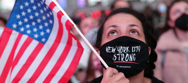Una mujer con la bandera de EEUU - Sputnik Mundo