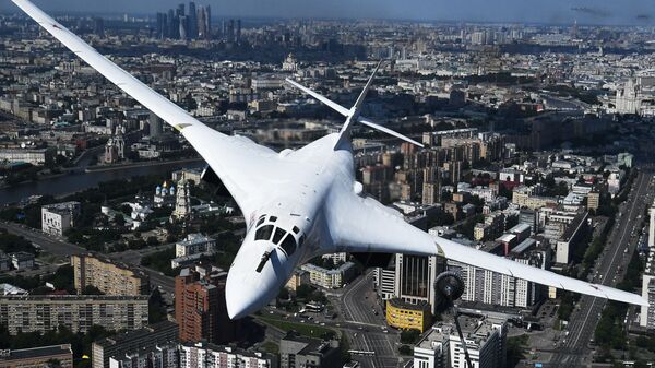 Un bombardero estratégico Tu-160 en un desfile militar en Moscú (archivo) - Sputnik Mundo