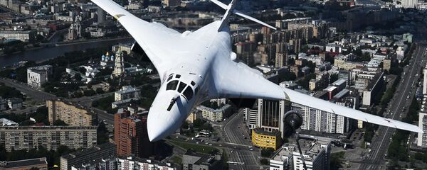 Un bombardero estratégico Tu-160 en un desfile militar en Moscú (archivo) - Sputnik Mundo