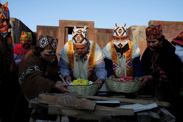 Días antes de la toma de posesión oficial, Luis Arce Catacora, junto a David Choquehuanca, recibió el bastón de mando indígena en una ceremonia realizada en las ruinas de Tiwanaku - Sputnik Mundo