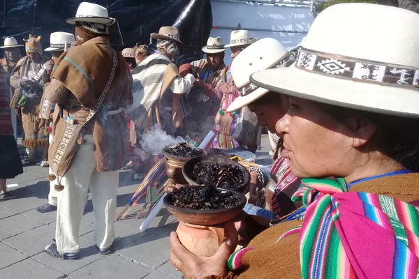 Sahumerios de los indígenas bolivianos durante la asunción de Luis Arce Sahumerios de los indígenas bolivianos durante la asunción de Luis Arce - Sputnik Mundo