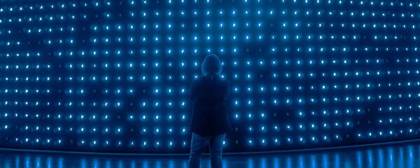 Una mujer delante de un panel de luces - Sputnik Mundo