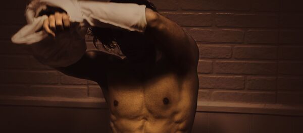 Un hombre se quita la camisa - Sputnik Mundo